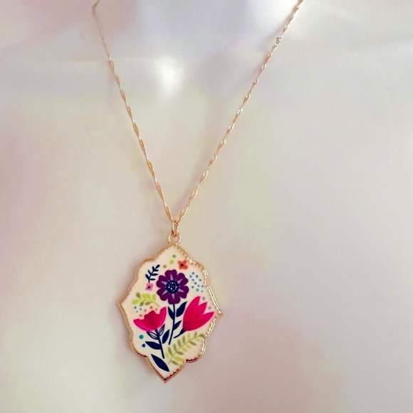 GORGEOUS HAND PAINTED ENAMEL PENDANT NECKLACE - Picture 1 of 10